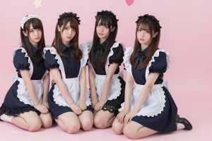 制服を着た4人の女性ポートレート写真