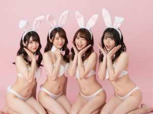 ピンク背景でポーズをとる4人の美女のポートレート