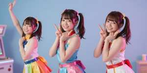 カラフルな衣装を着た3人の女性ポートレート