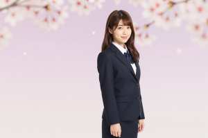 桜の背景で微笑む女性ポートレート写真