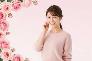 ピンクのロースと笑顔の女性ポートレート写真素材