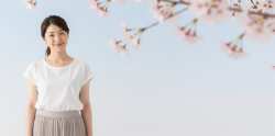 桜の季節に微笑む女性ポートレート