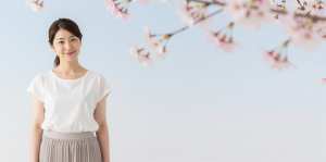 桜の季節に微笑む女性ポートレート