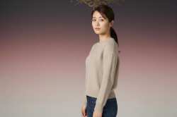 ベージュセーターを着た女性のポートレート