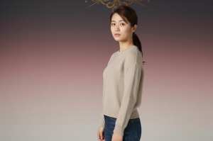 ベージュセーターを着た女性のポートレート