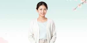 春の桜を背景にした女性ポートレート写真