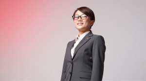 ビジネススーツを着た自信満々な女性のポートレート