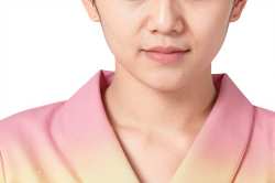 ピンクの襟付き服を着た若者のポートレート