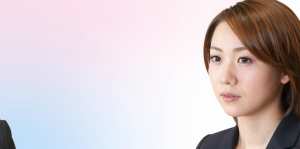 ビジネスシーンで自信満々な女性ポートレート