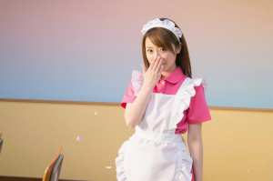 ピンクのメイド服を着た可愛らしい少女のポートレート