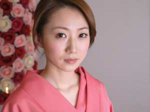 ピンクの着物を着た若き女性の優雅なポートレート