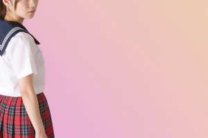 セーラー服を着た若き女性のポートレート