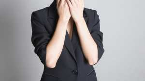 ビジネススーツを着た女性の隠れ顔ポートレート