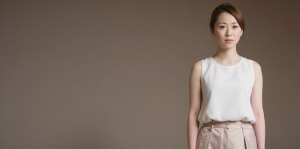 白無地トップスを着た若手女性のポートレート