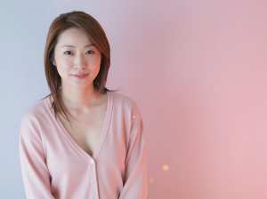 ピンクのセーラー服を着た若き女性のポートレート