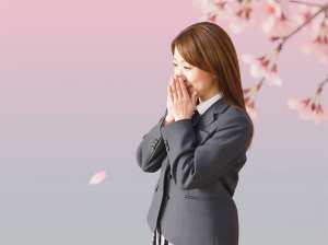 桜の季節に微笑むビジネスウエアの女性ポートレート