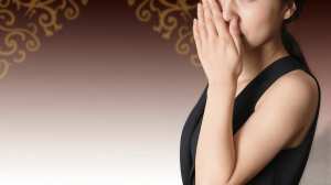 優雅な黒ドレスの女性のポートレート