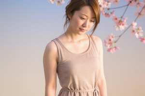 桜の下で微笑む女性ポートレート