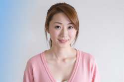 ピンクのセーターを着た笑顔の女性のポートレート