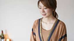 穏やかな微笑みで視線を落とした女性のポートレート