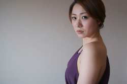 落ち着いた雰囲気の女性ポートレート写真