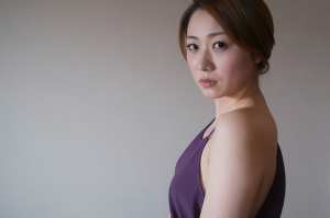 落ち着いた雰囲気の女性ポートレート写真