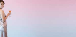 シャンパンを手にした大人の女性のポートレート