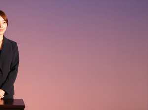 夕暮れ時の静かなオフィスポートレート