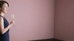 シャンパンを手に持つ優雅な女性のポートレート