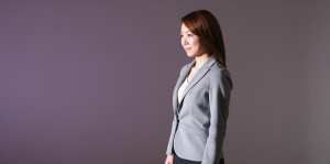 ビジネススーツを着た女性のポートレート写真