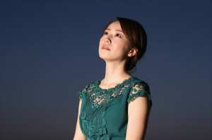 青いドレスを着た女性の優雅なポートレート