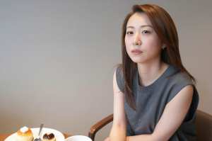 カフェでリラックスした大人の女性のポートレート