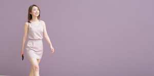 笑顔で歩くピンクドレスの女性ポートレート