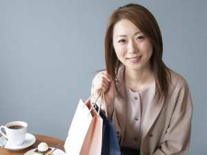 カフェでショッピングを楽しんでいる女性ポートレート