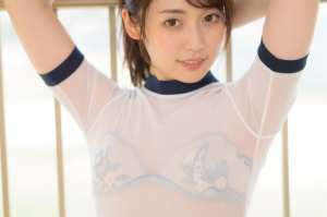 透明なセリーヌ風ドレスの若き女性ポートレート