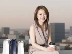 都会の夕暮れ、リラックスしたビジネス女性のポートレート