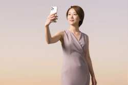 スタイリッシュな女性がスマホで自撮りするポートレート