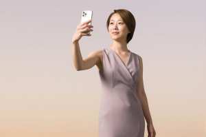 スタイリッシュな女性がスマホで自撮りするポートレート