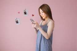 ピンクの壁に写真が飾られた女性のポートレート