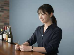 バーのカウンターで微笑む女性ポートレート