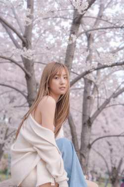 桜の季節に咲く若き女性のポートレート
