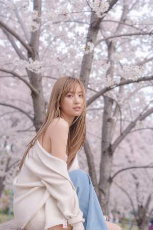 桜の季節に咲く若き女性のポートレート