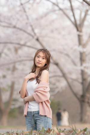 桜の下でポーズをとる若き女性のポートレート