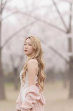 桜の季節を彩る金髪美女の優雅なポートレート