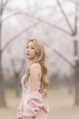 桜の季節を彩る金髪美女の優雅なポートレート