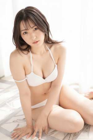 白いブラを着た若手美女の室内ポートレート