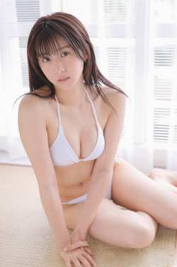 白水着の若手美女の室内ポートレート