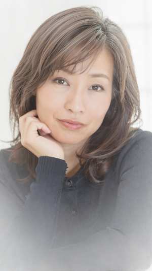 落ち着いた雰囲気の熟女のポートレート写真