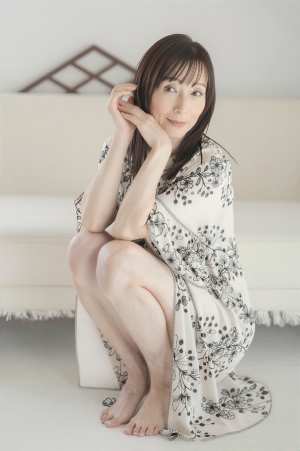 白黒柄の着衣をまとった熟女のポートレート