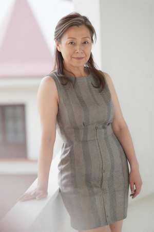 スタイリッシュな熟女のポートレート写真